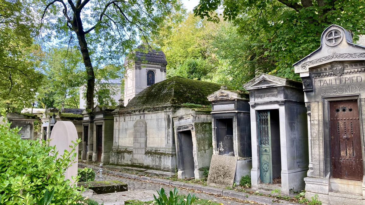 Père-Lachaise - "najbardziej romantyczny cmentarz świata. Spoczywają na nim politycy, artyści i "zwykli mieszczanie"