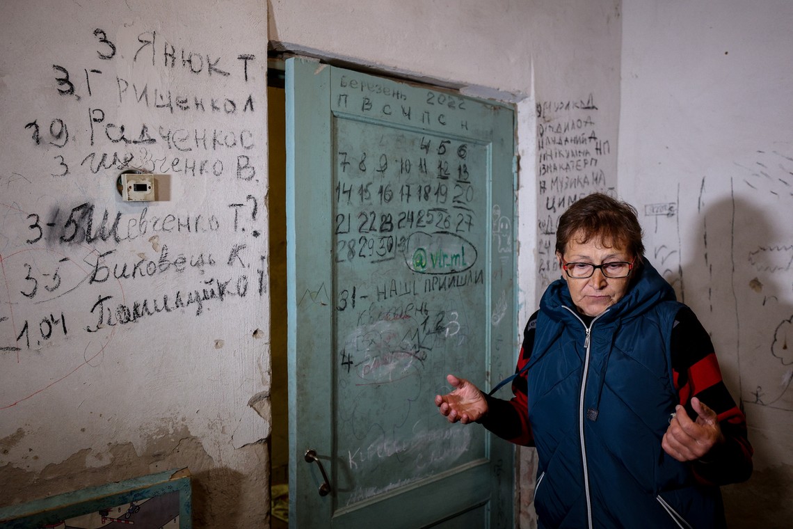 Mieszkanka Jachidne pokazuje ścianę w piwnicy, w której zamknięci zostali przez Rosjan mieszkańcy. Na drzwiach i ścianie prowadzili kalendarz oraz spis osób, które zmarły w czasie niewoli 