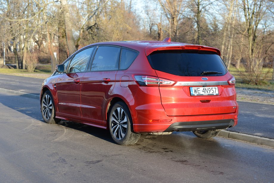 Ford S-Max Hybrid na trasie może przejechać ponad 1000 km bez tankowania. O ile nie będziemy pędzić autostradą z prędkością, która w Polsce nie jest dozwolona.