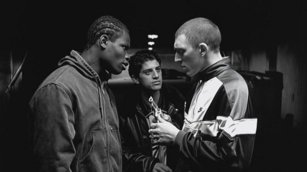 "Nienawiść" ("La Haine"), reżyseria: Mathieu Kassovitz. Obsada: Vincent Cassel, Hubert Kounde, Said Taghmaoui, Abdel Ahmed Ghili. Francja 1995.