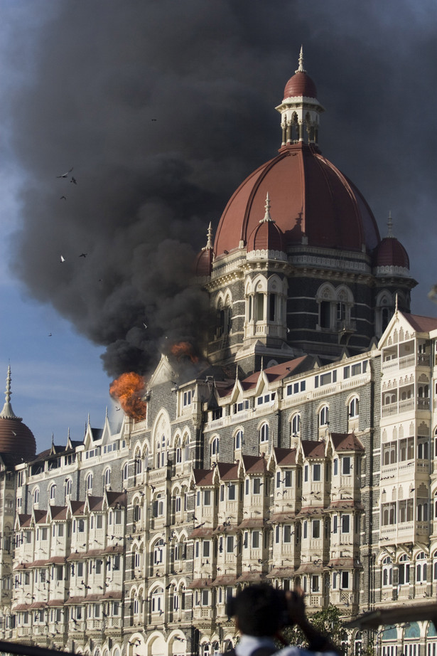 Dym unosi nad hotelem "Taj Mahal" w Bombaju po ataku terrorystów. Fot. Bloomberg
