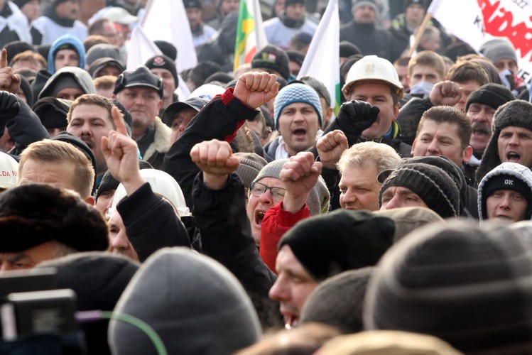 Kilka tysięcy osób, przede wszystkim górników pod flagami związków zawodowych, zebrało się przed siedzibą Jastrzębskiej Spółki Węglowej