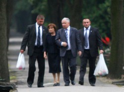 Kaczyński na grobie ojca