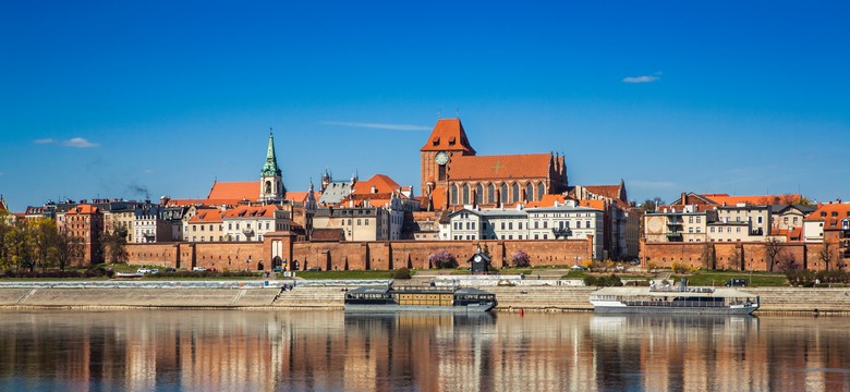 Woda wylewa się na Bulwarze w Toruniu. Trwa usuwanie awarii