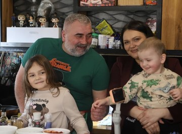 Miki Đuričić je sa suprugom i decom napustio rodno Kupinovo: Evo šta je razlog velike odluke koju je doneo na pragu pete decenije života!