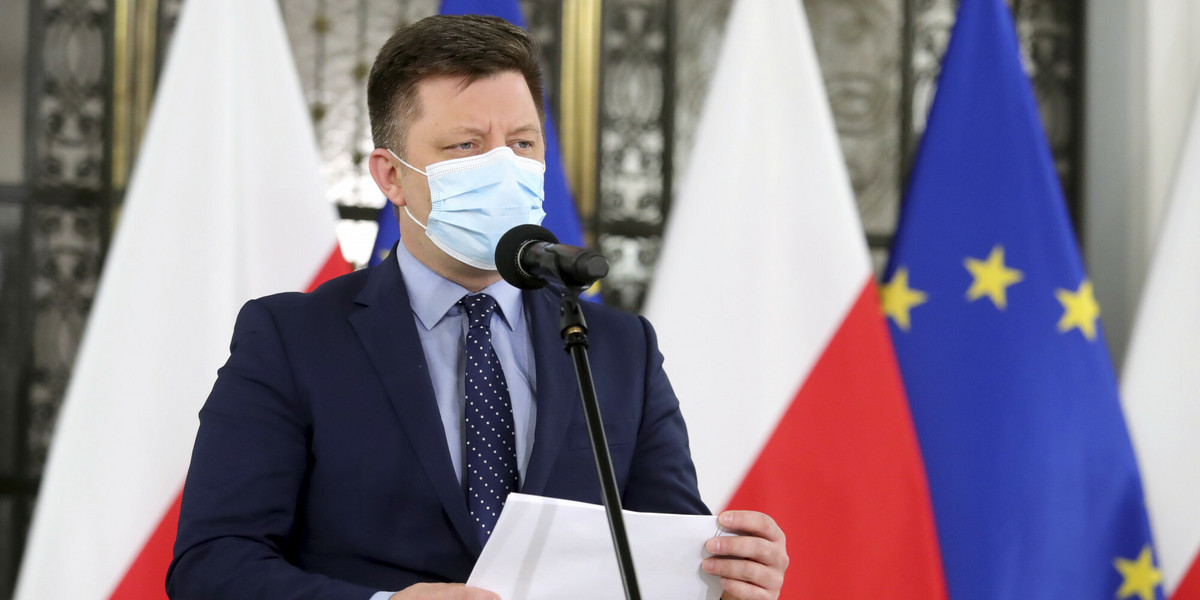 Na maj i czerwiec mamy ponad 4,5 mln wolnych terminów na szczepienie przeciw COVID-19 - poinformował w poniedziałek szef KPRM Michał Dworczyk.