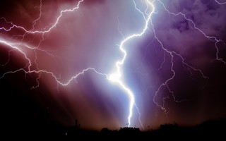 Nadchodzi ekstremalna pogoda. IMGW ostrzega przed potężnymi ulewami. Możliwe podtopienia