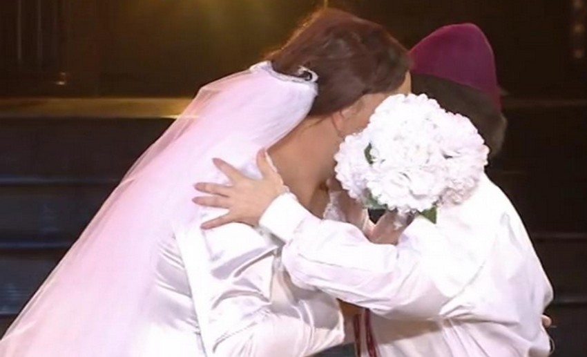 Tvoje lice zvuči poznato, poljubac Ivane i Kneza