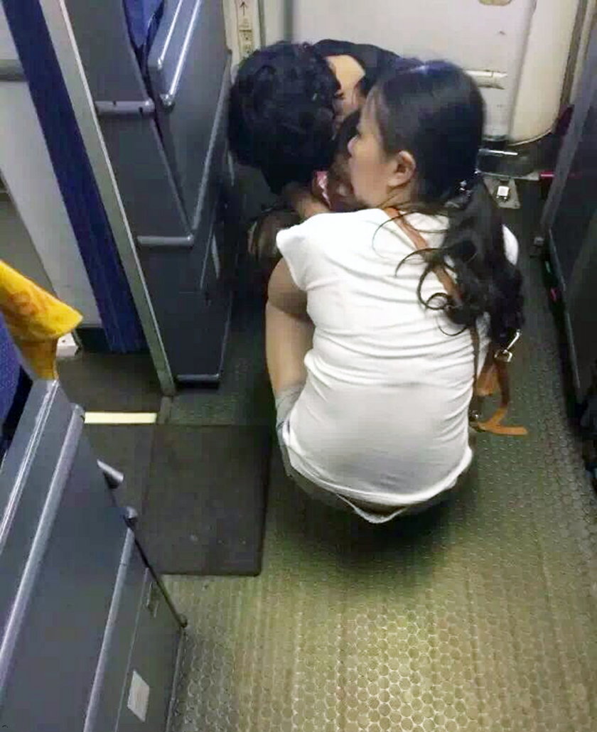 Matka kazała dziecku załatwić się na środku samolotu