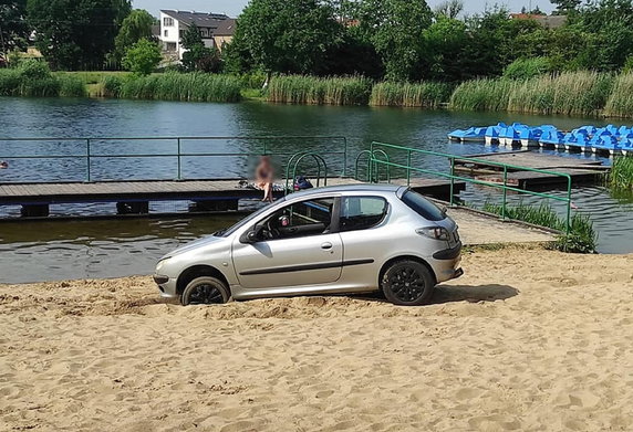 Zakopany peugeot na plaży w Kłodawie fot. czytelnik