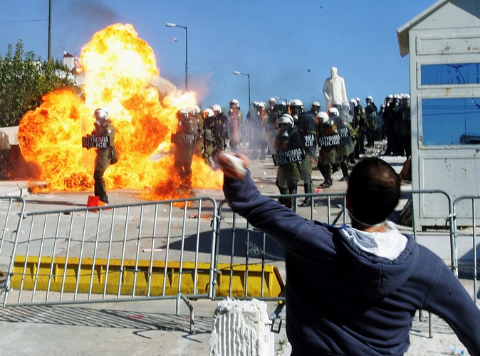 Demonstranci rzucają koktajle Mołotowa na policjantów pilnujących parlamentu