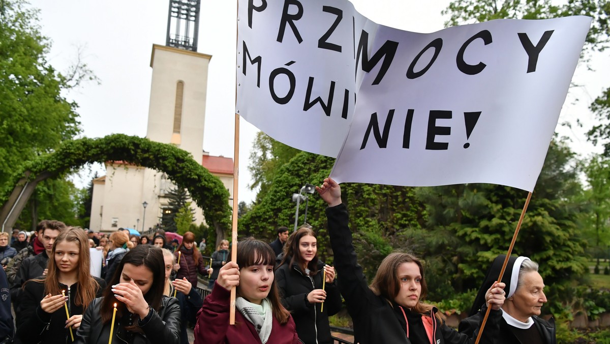 Pod hasłem "Stop przemocy" ulicami warszawskiej dzielnicy Wawer przeszedł w milczeniu marsz związany z zabójstwem nastolatka - ucznia szkoły im. Króla Maciusia I. Przepełnia nas ból z powodu zabójstwa. Mógł i powinien żyć - podkreślił ks. Bernard Czerwiński z miejscowej parafii.