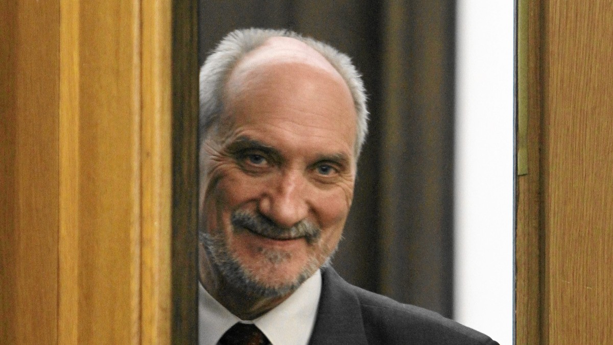 Antoni Macierewicz (PiS) uważa, że szef MSWiA Jerzy Miller awansując na wyższe stopnie szefa BOR i jego zastępcę przesądził o zdjęciu z BOR i jego dowódców odpowiedzialności za katastrofę prezydenckiego samolotu pod Smoleńskiem 10 kwietnia ubiegłego roku. Jak ocenił poseł PiS, "awanse dla szefów BOR oznaczają, że najprawdopodobniej oba te postępowania (prokuratury i NIK - red.) zostaną teraz wyeliminowane". - Ta sprawa zostanie ukręcona. Będzie presja, żeby nie zakończyło się to skierowaniem zarzutu wobec BOR - uważa Macierewicz.