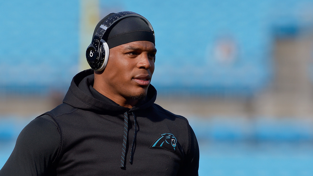 Cameron Newton, futbolista amerykański, zawodnik Carolina Panthers, lubi bawić się modą. Nie zawsze jednak jego stylizacje są trafione...