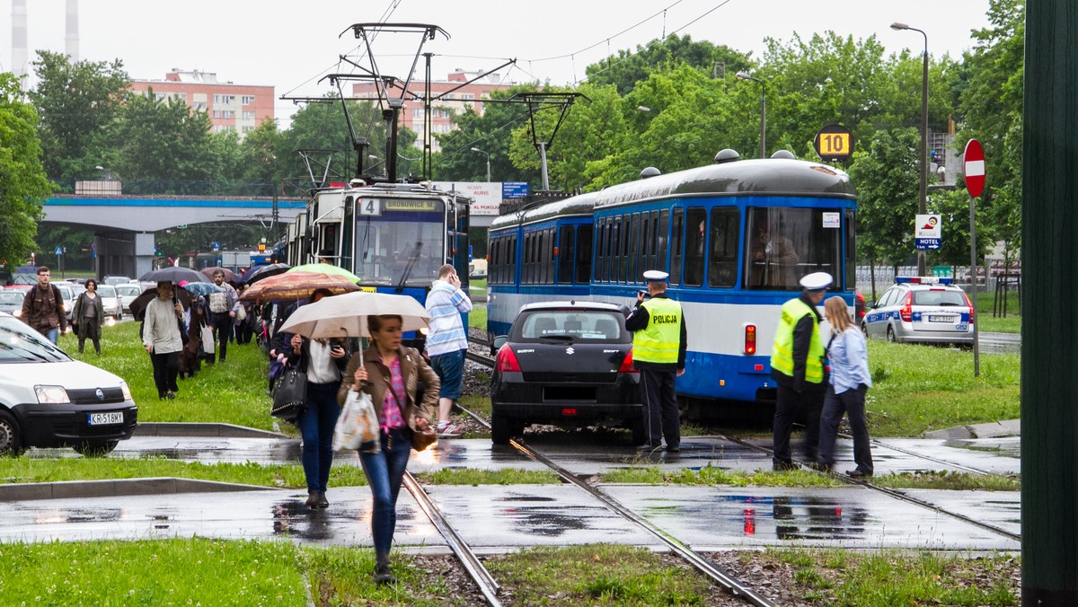 Na Alei Pokoju doszło do kolizji. Samochód osobowy wjechał pod tramwaj. W wypadku nikt nie odniósł obrażeń. Ruch tramwajowy w obu kierunkach został już odblokowany.