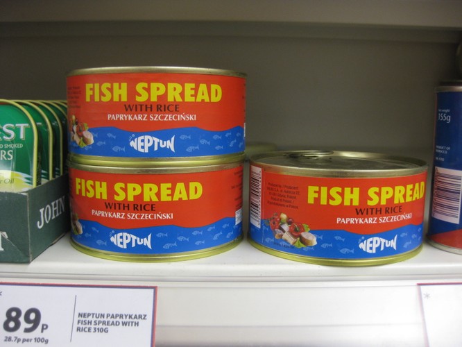 Paprykarz szczeciński. Historia powstania tego rozchwytywanego produktu sięga połowy lat 60. XX wieku, kiedy to w laboratoriach PPUDiR Gryf w Szczecinie na zlecenie szefa produkcji Wojciecha Jakackiego dokonano połączenia składników potrawy. Ta niepozorna puszka ze zmielonym rybim mięsem, ryżem, cebulą, koncentratem pomidorowym i przyprawami była eksportowana do 32 krajów. Produkt ten doczekał się nawet swoich podróbek, które wytwarzano w Kolumbii i eksportowano do sąsiednich krajów. 22 grudnia 2010 roku Paprykarz Szczeciński trafił na Listę Produktów Tradycyjnych.  Na zdj. Paprykarz Szczeciński. Autor: David Wright, Licencja CC 3.0, Wikimedia Commons.