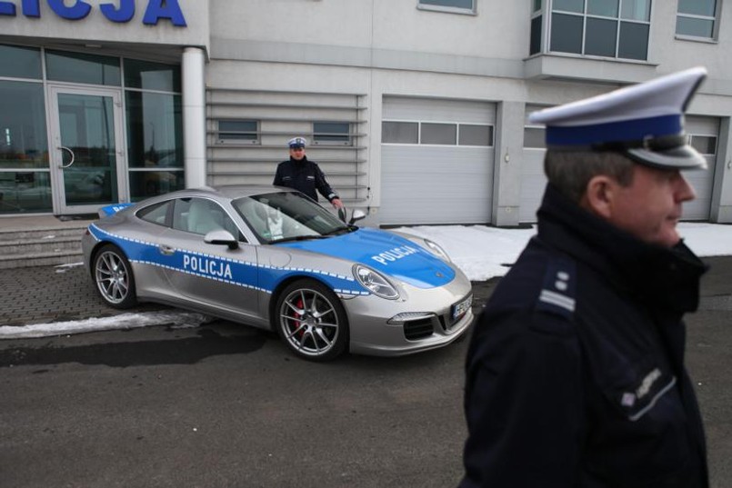 "Policyjne porsche 911 carrera S i porsche cayman w ostatnich dniach marca pojawiły się na poznańskich ulicach. Od dzisiaj policjanci Wydziału Ruchu Drogowego Komendy Miejskiej Policji w Poznaniu rozpoczną w nich służbę na autostradzie A2 oraz na drogach Poznania i powiatu poznańskiego. Zakupione z funduszy Unii Europejskiej auta tej marki to pierwsze tego typu samochody w polskiej policji." - głosił komunikat poznańskiej policji. Prawda jednak okazała się zupełnie inna - informacja o dwóch najnowszych modelach Porsche, które trafiły do poznańskiej drogówki to prima aprilisowy żart. "Tym, którzy dali się wkręcić w wielkanocny prima aprilisowy żart należą się przeprosiny. Wszystkim, którzy z entuzjazmem przyjęli tę wiadomość dziękujemy. Może kiedyś na drogach pojawią się takie super auta siejące postrach wśród piratów drogowych." - czytamy w sprostowaniu.