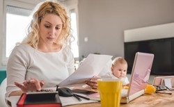 Praca hybrydowa kontra kobiety. Firmy wciąż mają wiele do nadrobienia