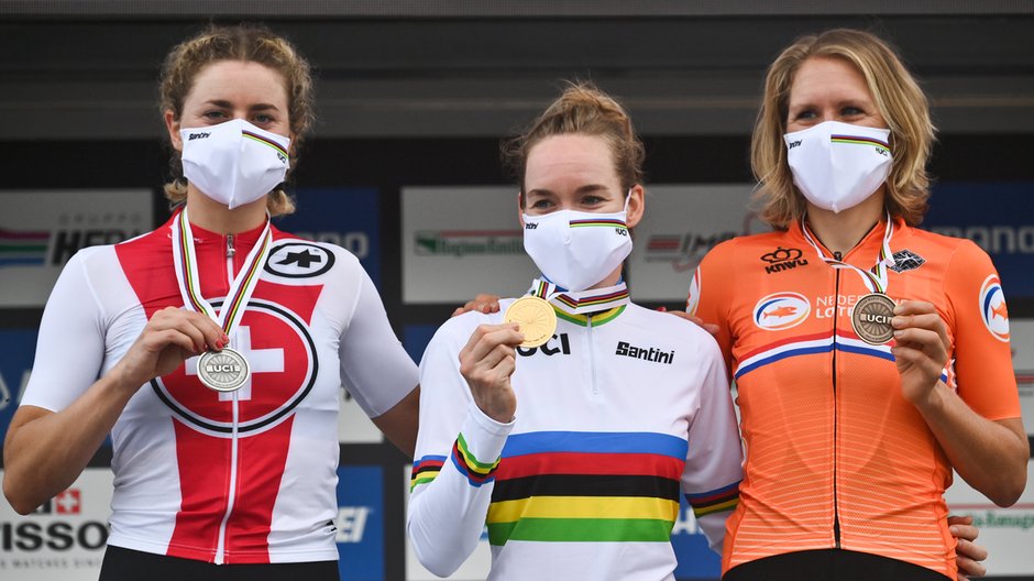 Od lewej: Marlen Reusser, Anna van der Breggen i Ellen Van Dijk na podium MŚ