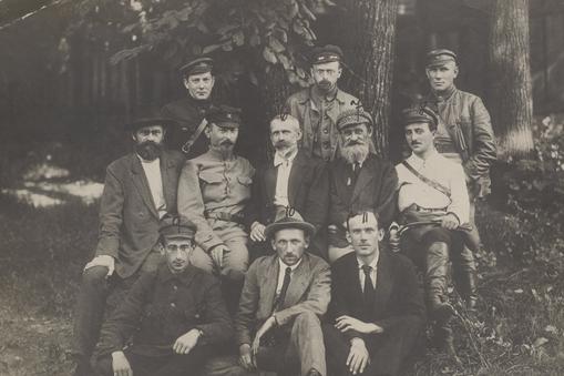 Członkowie Tymczasowego Komitetu Rewolucyjnego Polski. W środkowym rzędzie drugi od lewej siedzi Feliks Dzierżyński, obok Julian Marchlewski, 1920 r.