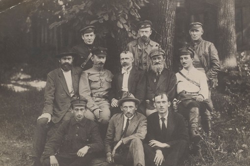 Członkowie Tymczasowego Komitetu Rewolucyjnego Polski. W środkowym rzędzie drugi od lewej siedzi Feliks Dzierżyński, obok Julian Marchlewski, 1920 r.