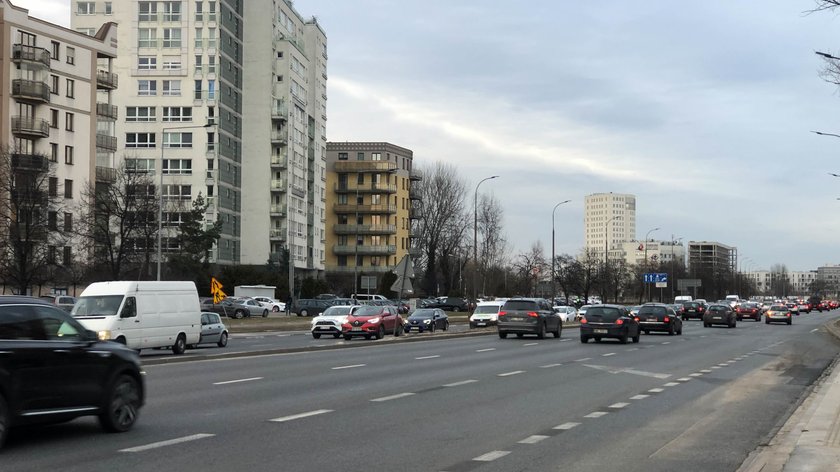 Mieszkańcy osiedla na Stegnach nie mogą się dostać na drugą stronę ruchliwej alei