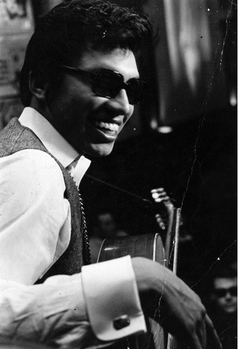 4. Zarabia i... większość pieniędzy rozdaje