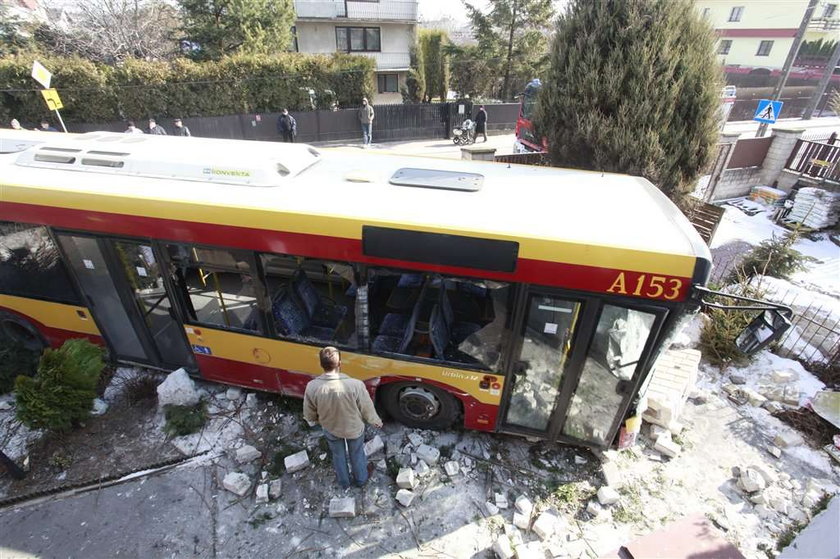 Autobus wbił się w płot. FOTO