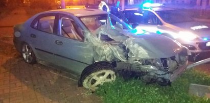 Najpierw jechał chodnikiem, później uderzył w mur. Był pijany