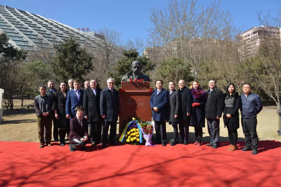 Spomenik ukrajinskom pesniku Tarasu Ševčenku u parku Čaojan u Pekingu