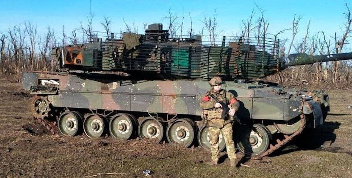 Rosyjski żołnierz ze zdobytym Leo 2A6