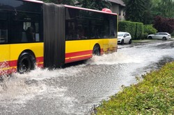 Awaria wodociągu na Gocławiu. Trasy objazdowe dla komunikacji miejskiej