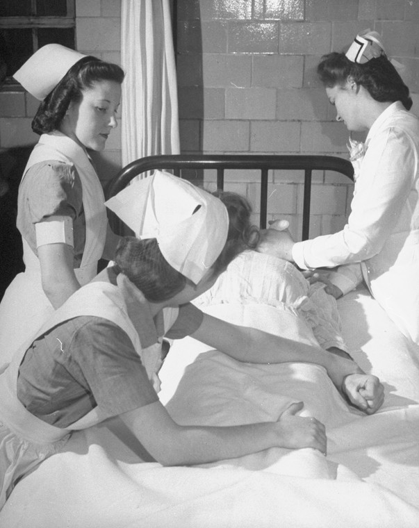 Pielęgniarki kneblujące pacjentkę w szpitalu psychiatrycznym w Ohio w USA (ok. 1946 r.)