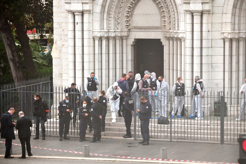 Policijske snage izlaze iz crkve  