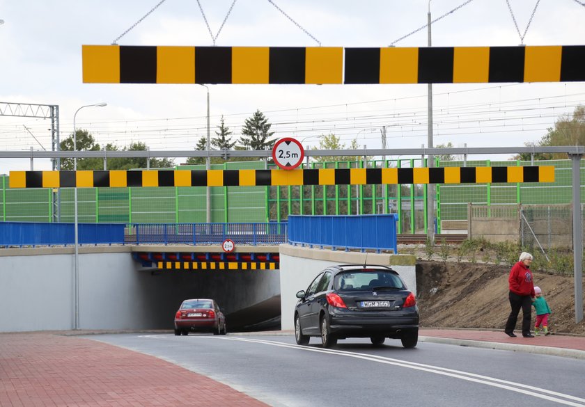 Tunel w Grodzisku Mazowieckim jest za niski. Problem w przejechaniu pod nim mają karetki