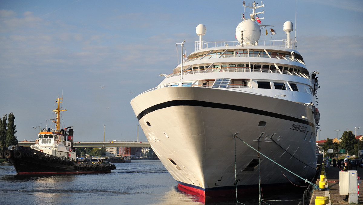 Amerykański pełnomorski wycieczkowiec "Seabourn Legend" w piątek rano przybił do nabrzeży w szczecińskim porcie. Jednostka cumuje przy Wałach Chrobrego, podobnie jak inne wycieczkowce odwiedzające miasto. To ostatni oceaniczny cruiser w tym sezonie.