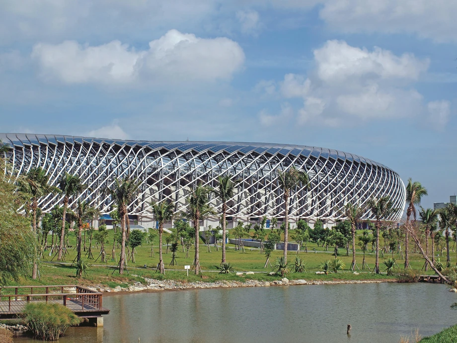 Stadion narodowy w Kaohsiungu na Tajwanie został zbudowany na igrzyska sportów nieolimpijskich (World Games) w 2009 r. jako największy na świecie zasilany energią słońca