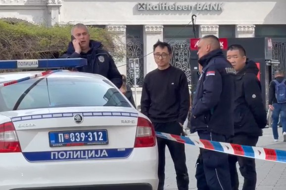 DEO SKELE SA KINESKOG TRŽNOG CENTRA U NOVOM SADU PAO NA ŽENU Radnici pokušali da sklone delove konstrukcije sa lica mesta, reagovala policija (FOTO, VIDEO)
