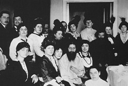 Rasputin mit Anhngerinnen / Foto