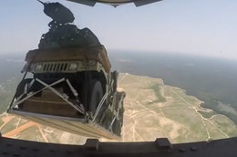 Miękkie lądowanie opancerzonych pojazdów. Tak wojsko USA ćwiczy zrzut Humvee