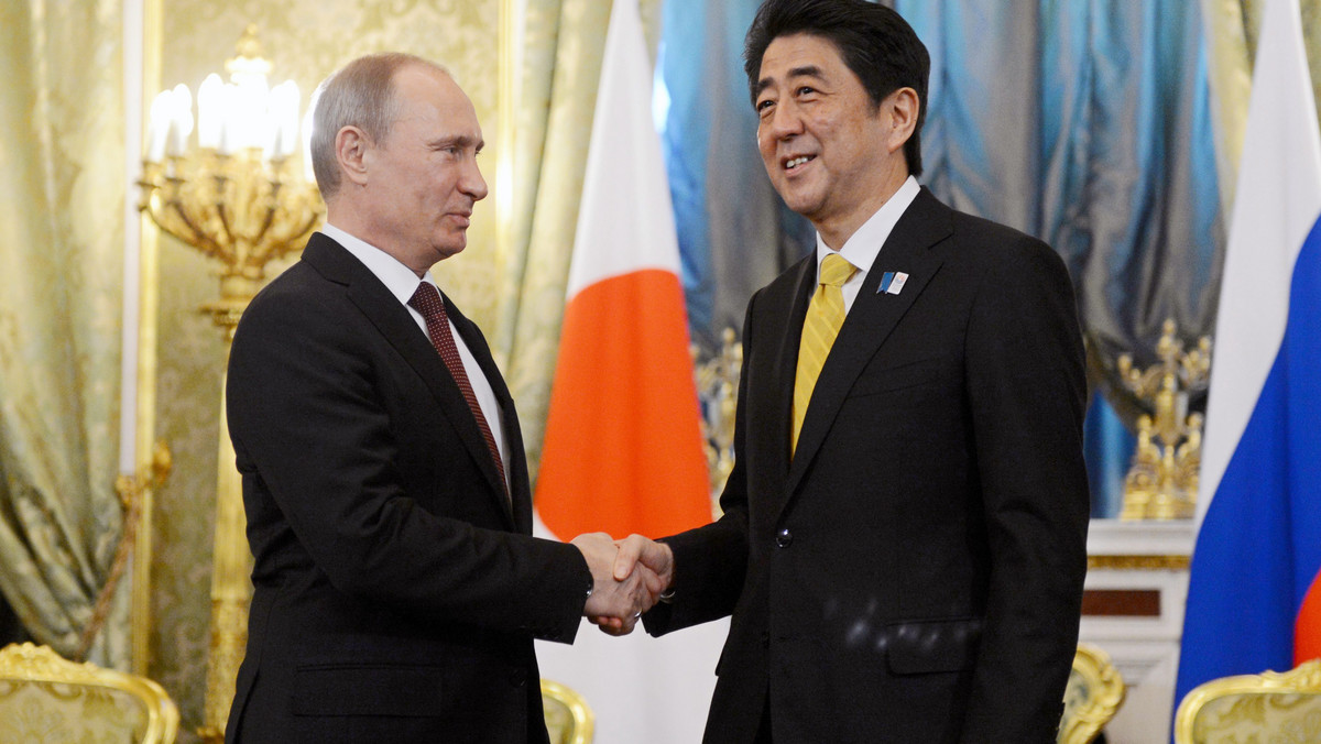Rosja i Japonia wznowią rozmowy na temat zawarcia traktatu pokojowego - poinformowali po rozmowach w Moskwie przywódcy dwóch krajów: prezydent Władimir Putin i premier Shinzo Abe.