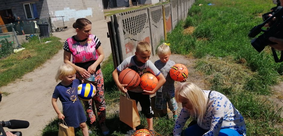 11 dzieci pani Magdy z Wierzbicy w powiecie radomszczańskim nie trafią do pieczy zastępczej.