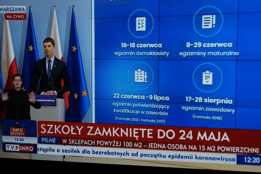 W związku z pandemią koronawirusa matury w 2020 r. odbędą się jedynie w formie pisemnej od 8 do 29 czerwca, a egzamin ósmoklasisty jest planowany w dniach 16-18 czerwca