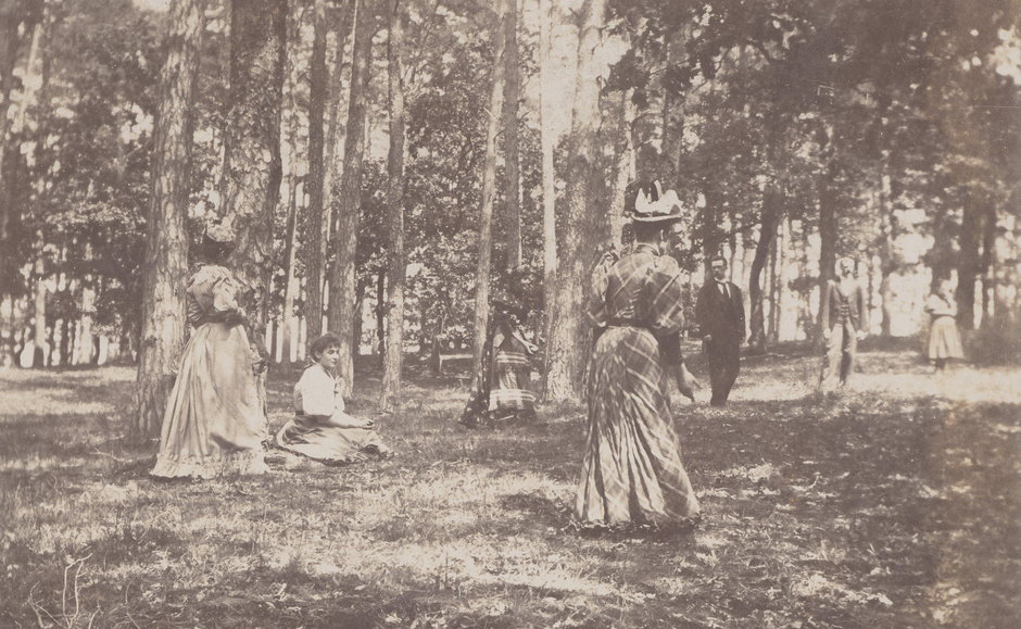 Grupa osób spędzająca majówkę w lesie, grająca w piłkę, ok. 1895 r.