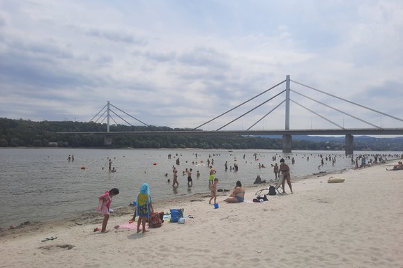 (FOTO) DUNAV NESTAJE PRED OČIMA, ŠTRAND KAO KOPAKABANA Neverovatne scene u Novom Sadu, kupačima upućeno HITNO UPOZORENJE: "Pazite se ovoga!"