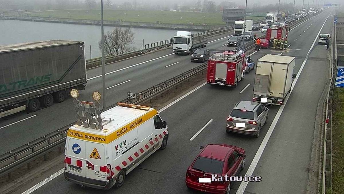 Trzy samochody zderzyły się autostradzie A4 na wysokości stopnia wodnego Kościuszko w kierunku Katowic. Z tego powodu na obwodnicy Krakowa utworzył się gigantyczny korek. O godzinie 9 miał on ponad 10 kilometrów długości i sięgał aż węzła autostradowego w Łagiewnikach.