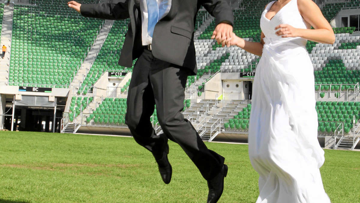 Trzy pary wezmą ślub 16 czerwca w zorganizowanej z okazji meczu piłkarskich mistrzostw Europy Polska-Czechy Strefie Kibica w Drzonkowie k. Zielonej Góry podczas Dni Województwa Lubuskiego.