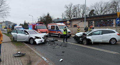 Czołowe zderzenie na drodze krajowej. W zmiażdżonym aucie były dzieci