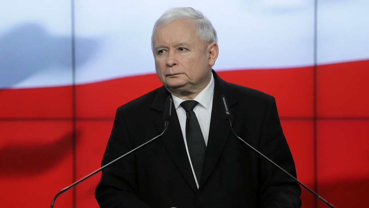 Jarosław Kaczyński przebywa w szpitalu w Otwocku, gdzie przeszedł niemal dwugodzinną operację wszczepienia endoprotezy stawu kolanowego. Operacja przebiegła pomyślnie, teraz czeka go rehabilitacja. Politycy PiS w nieoficjalnych rozmowach zapewniają, że prezes partii pojawi się podczas kolejnego posiedzenia Sejmu.