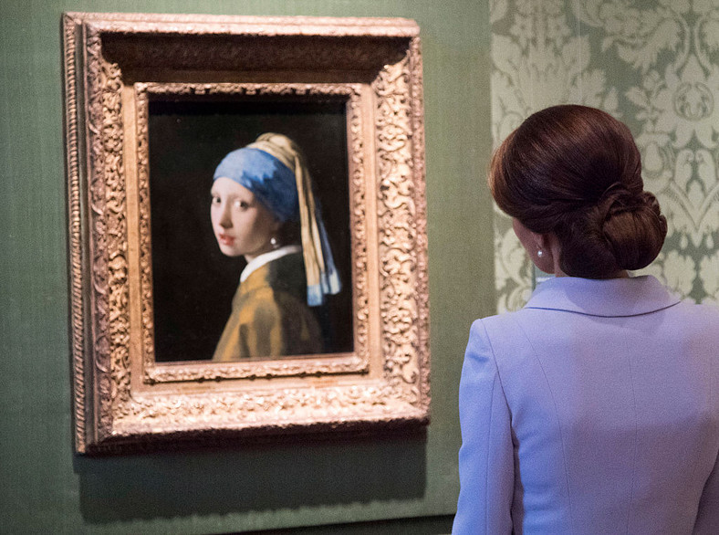 Księżna Kate podczas wizyty w muzeum Mauritshuis (w tle "Dziewczyna z perłą")